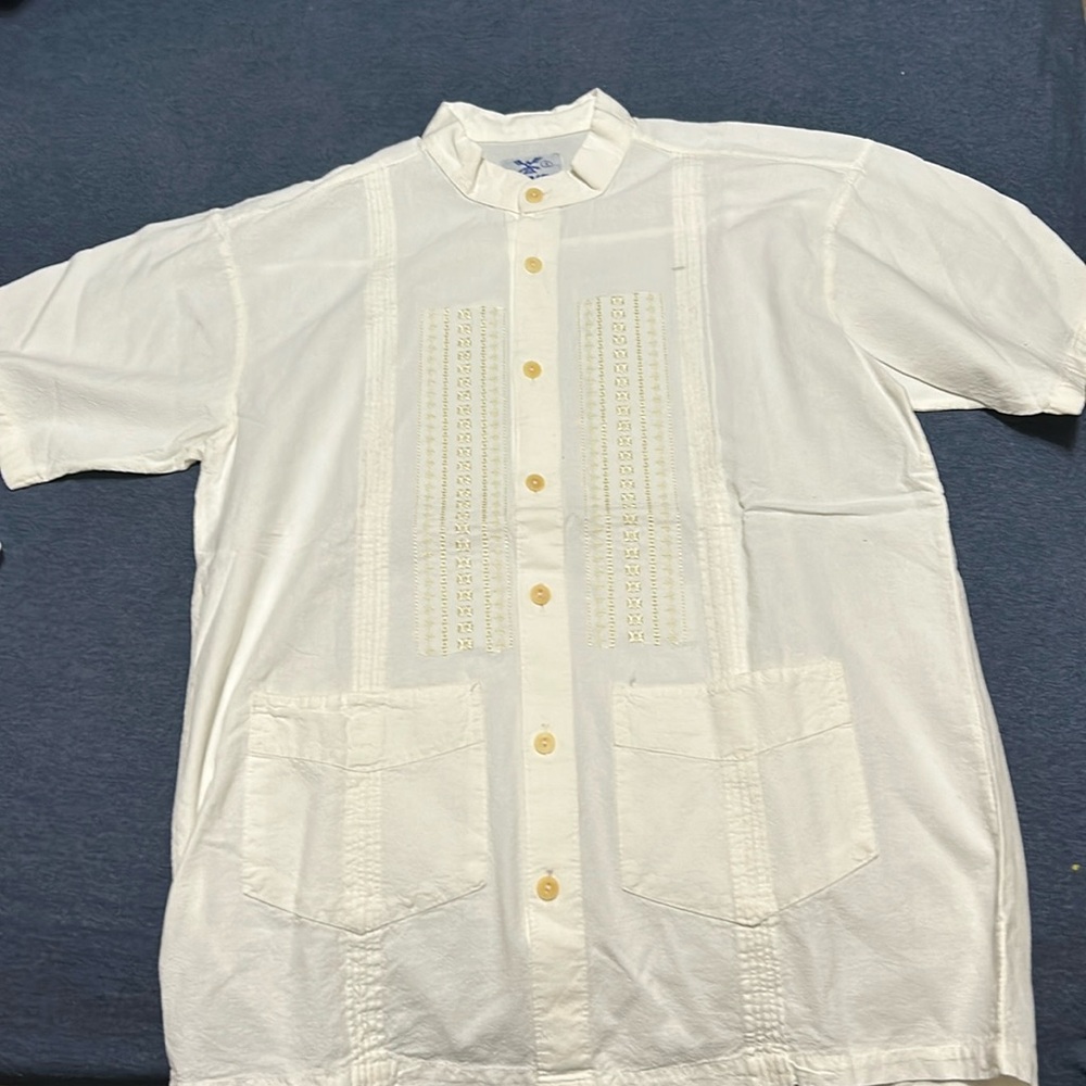 Guayabera (men’s summer shirt) hand-made/embroidered in Ecuador. Cotton. Small